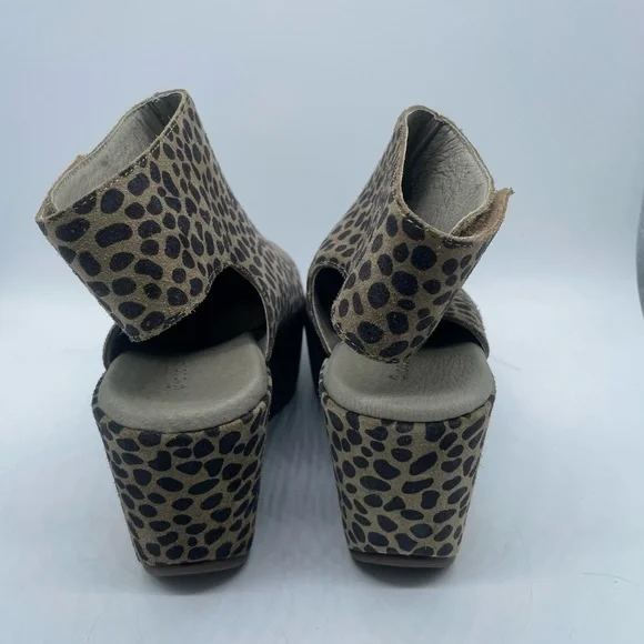 Chocolat Blu Tan and Black Wedge Shoes - Picture 4 of 11